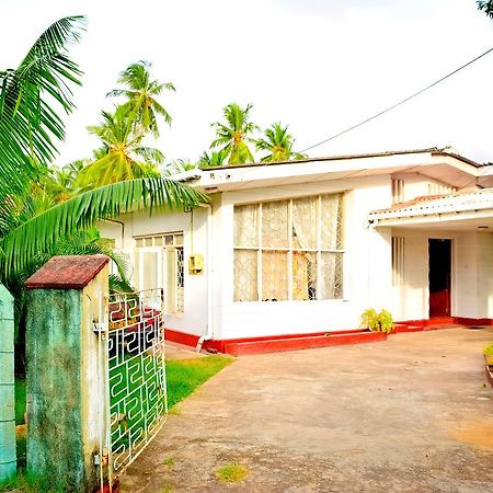 Aeroform Homestay Negombo Exterior photo